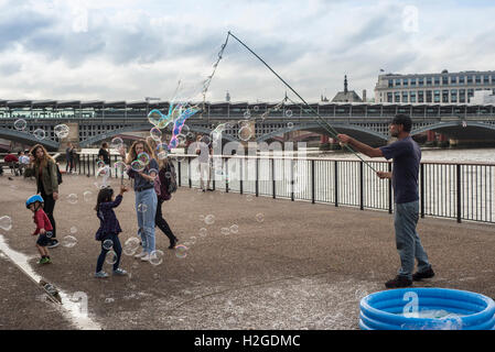 Straße Entertainer auf der Londoner Southbank Seifenblasen für Kinder Stockfoto