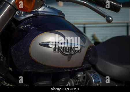 Nahaufnahme von Triumph-Motorrad-Logo auf dem tank Stockfoto