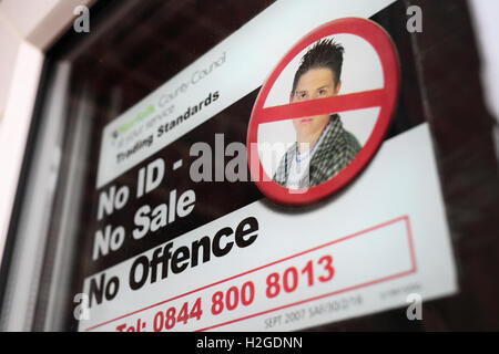 Schild an der Tür einer Gastwirtschaft "Keine ID - kein Verkauf." Stockfoto