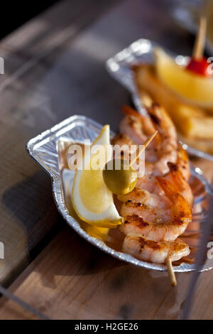 Nahaufnahme von Garnelen Spieße mit Olivenöl und Zitrone Stockfoto