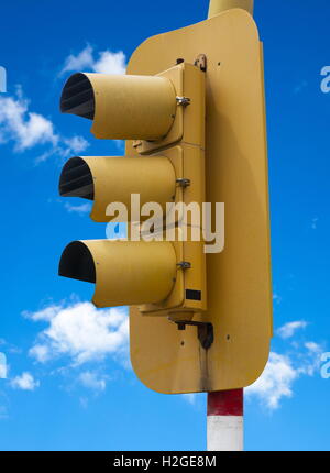 Ampel über blauen Himmel Stockfoto