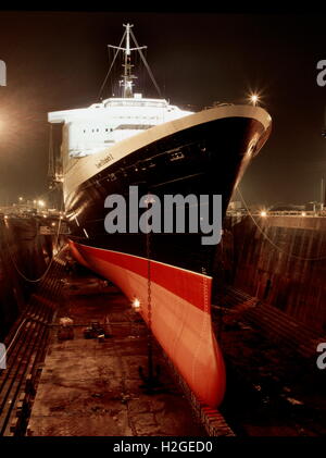 AJAXNETPHOTO. 10. DEZEMBER 1996. SOUTHAMPTON, ENGLAND. -ZULETZT WIEDER EINBAUEN IN UK DRY DOCK - DER ELEGANTE CUNARDER QE2 ABGEBILDET AM ENDE IHRE LETZTE GROßE REFIT IN DER KING GEORGE V DRY DOCK. SCHIFF VERKAUFT IM JUNI 2007 FÜR MIDDLE EAST COMPANY ZU EINEM SCHWIMMENDEN HOTEL IN DUBAI. FOTO: JONATHAN EASTLAND/AJAX REF: HDD/LIN/QE2/KGVDD/BOGEN 15 Stockfoto