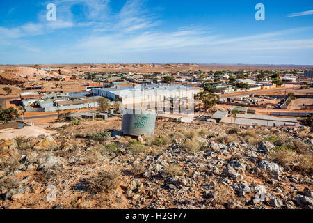Australien, South Australia, Outback, Coober Pedy, Blick auf die isolierte Opal Bergbaustadt, viele der Wohnungen sind unter der Erde Stockfoto