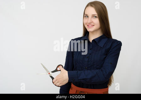 Porträt des Lächelns Geschäftsfrau mit Stift und Papier-Ordner. Junge hübsche Arbeiter etwas zu schreiben, in ihre Papiere Stockfoto