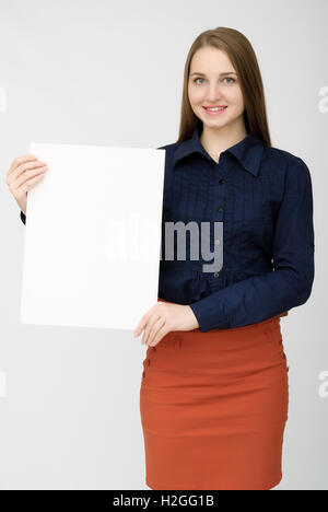 glückliche Frau weiße leeres Papier halten Stockfoto