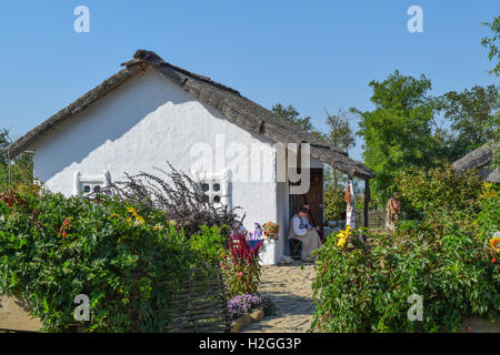 Russland, Ataman - 26. September 2015: Adobe-Hütte mit einem Dach aus Schilf. Residenz Kosakenfamilie. Stockfoto