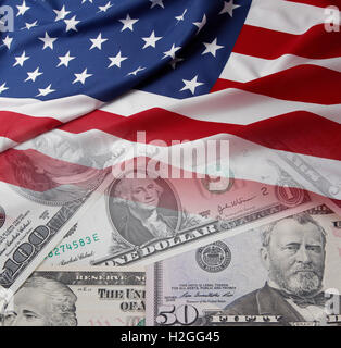 Amerikanische Flagge auf den sortierten Banknoten Stockfoto