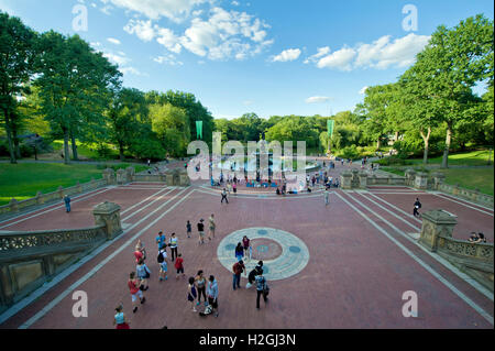 Besucher genießen einen sonnigen Sommertag im Central Park in New York Stockfoto