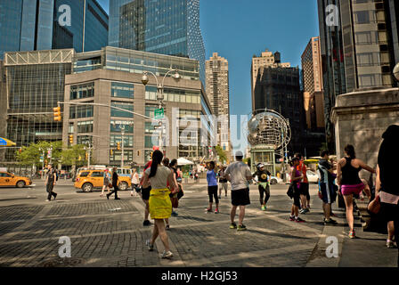 Menschen, die Fitness-Routine am Columbus Circle, New York Stockfoto