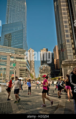 Menschen, die Fitness-Routine am Columbus Circle, New York Stockfoto