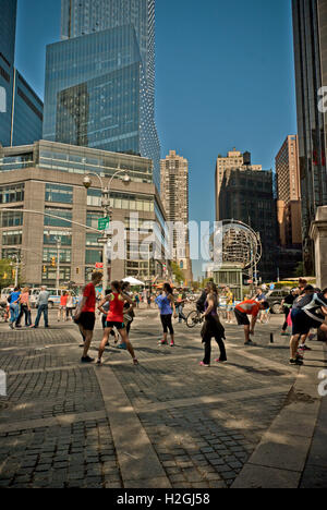 Menschen, die Fitness-Routine am Columbus Circle, New York Stockfoto