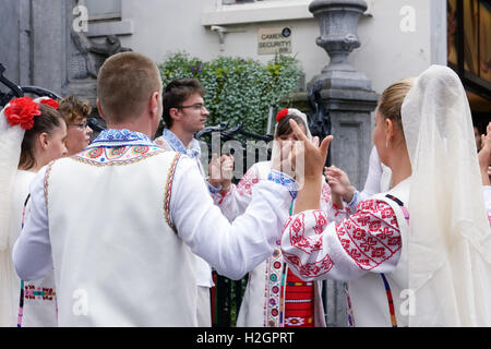 Konzert der rumänischen Folklore Gruppe in der Nähe von Manneken Pis in Tag Folklorissimo 2016 Folklore Festival und am Wochenende ohne Auto in Stockfoto