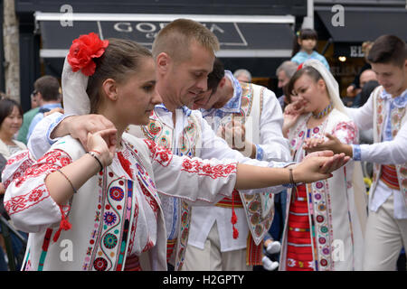 Konzert der rumänischen Folklore Gruppe in der Nähe von Manneken Pis in Tag Folklorissimo 2016 Folklore Festival und am Wochenende ohne Auto in Stockfoto