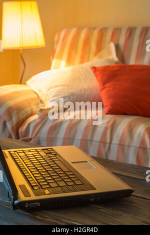 Laptop auf dem Couchtisch im Wohnzimmer Stockfoto