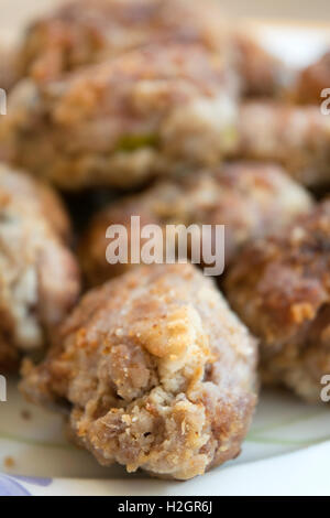 frittierte Fleischbällchen mit Rindfleisch und Kräutern Stockfoto