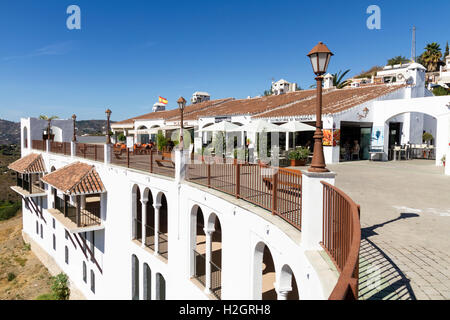 Cafés und Restaurants in der spanischen weiße Dorf Frigiliana, Spanien Stockfoto