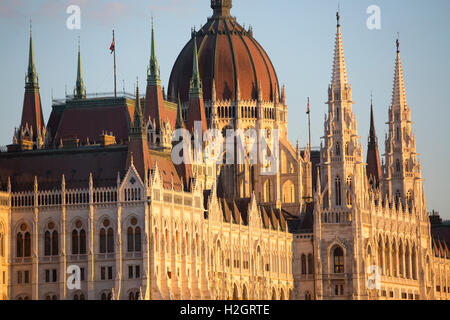 Parlamentsgebäude, eines der ältesten gesetzgebenden Gebäude Europas, gesehen von der Donau, Budapest, Ungarn Stockfoto