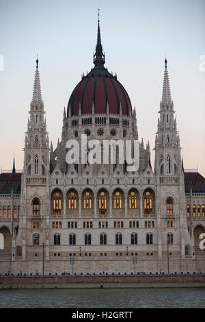 Parlamentsgebäude, eines der ältesten gesetzgebenden Gebäude Europas, gesehen von der Donau, Budapest, Ungarn Stockfoto