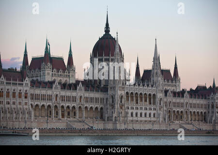 Parlamentsgebäude, eines der ältesten gesetzgebenden Gebäude Europas, gesehen von der Donau, Budapest, Ungarn Stockfoto