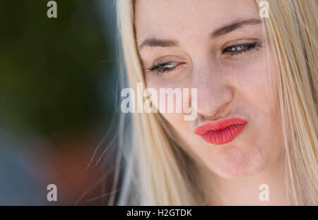 18 jährige junge Frau schmollendes, lange blonde Haare, portrait Stockfoto
