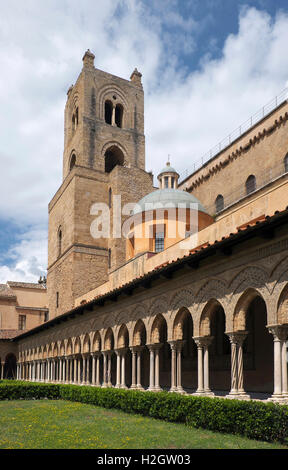 Kreuzgang mit reich verzierten Säulen, Hof der Kathedrale von Monreale, Monreale, Sizilien, Italien Stockfoto