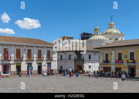 Plaza de San Francisco, La Compañía de Jesús Kirchenkuppeln hinter, Quito, Provinz Pichincha, Ecuador Stockfoto