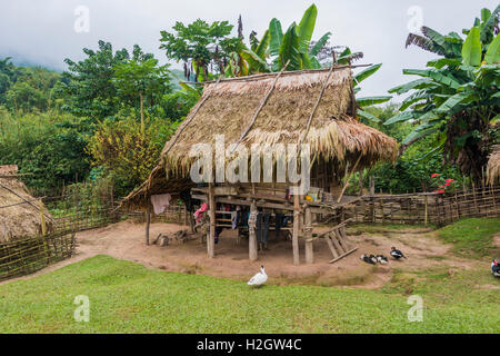 Einfaches Haus, Hütte, Khmu Minderheit Dorf Ban Nalan Tai Nam Ha National Park, Luang Namtha, Laos Stockfoto