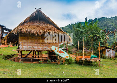 Einfaches Haus, Hütte, Khmu Minderheit Dorf Ban Nalan Tai Nam Ha National Park, Luang Namtha, Laos Stockfoto