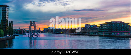 Molecule Man, monumentalen Werke von Jonathan Borofsky von Jonathan Borofsky, Fluss Spree, Fernsehturm, Sonnenuntergang, Treptow, Berlin Stockfoto