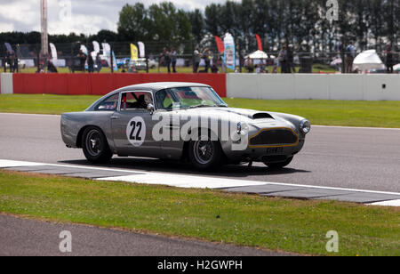 George Miller a1961 Aston Martin DB4 während des Qualifyings der RAC Tourist Trophy für Pre 63' historische Fahrzeuge fahren Stockfoto