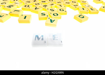 Das Brettspiel mit Fliesen mit Buchstaben, Wörtern und Sätzen Stockfoto