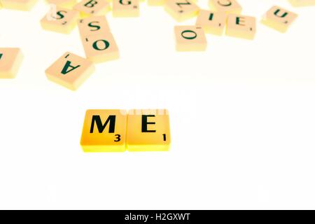 Das Brettspiel mit Fliesen mit Buchstaben, Wörtern und Sätzen Stockfoto