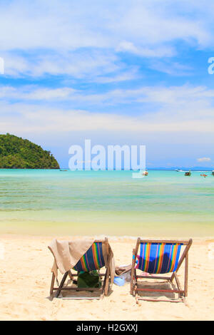 Sonnenliegen auf der Insel Koh Phi Phi in Thailand Stockfoto