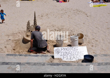 Hilary, WA, Australien-Januar 22, 2016:Sand Bildhauer schaffen einzigartige Skulptur mit Zuschauern bei Hilary es Bootshafen in Hilary, Western Australia Stockfoto