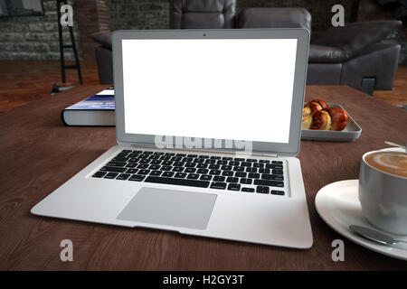 Laptop am Schreibtisch, mit leeren Bildschirm. 3D Illustration. Stockfoto