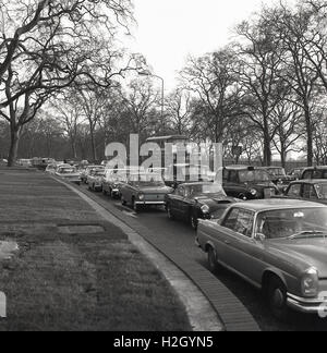 1960er-Jahren, historische, baut Marble Arch (Norden) in Richtung einer langen Reihe von Verkehr auf Park Lane, London, England. Die Straße hatte schon immer Probleme mit Staus. Stockfoto