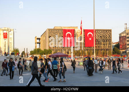 Türkei, ISTANBUL - 20. Mai 2016: Blick auf den berühmten Taksim-Platz in Istanbul. Taksim ist ein wichtigsten Verkehrsknotenpunkt und ein beliebtes des Stockfoto