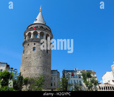 ISTANBUL, Türkei - 20. Mai 2016 - Touristen in Galata-Turm in Istanbul, Türkei. Mehr als 32 Millionen Touristen besuchen jedes Türkei Stockfoto