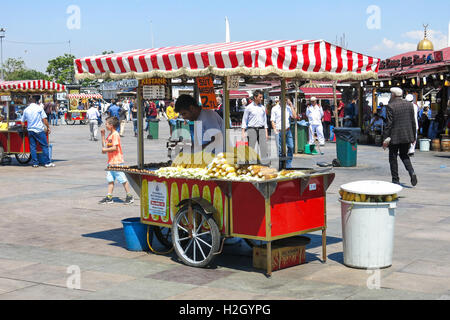 STANBUL, Türkei - 20. Mai: Unidentified Straßenhändler verkauft Mais in einer Straße am 20. Mai 2016, Istanbul, Türkei. Stockfoto