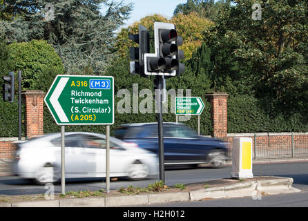 Autos in sehen verschwommen Bewegung Kreuzung Chalkers Ecke, Südwesten von London, england Stockfoto