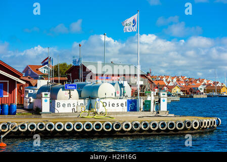 Mollosund, Schweden - 9. September 2016: Reisedokumentation eines maritimen Tankstelle auf einem Pier in den Städten Marina. Stockfoto