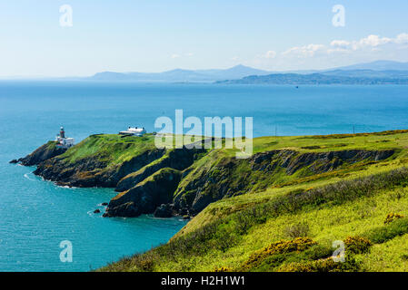 Blick von Howth Head über die Bucht von Dublin Irland über Baily Lighthouse, Dalkey Head und Insel, Wicklow Mountains auf skyline Stockfoto