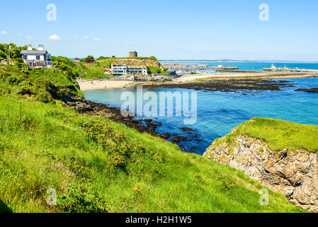 Blick Richtung Hafen von Howth außerhalb von Dublin Irland mit einem Martello-Turm prominent auf der Landzunge Stockfoto