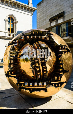 Kugel in Kugel (Sfera Con Sfera) Skulptur von Arnaldo Pomodoro, Trinity College Dublin, Irland Stockfoto