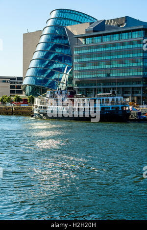 Fluss Liffey Dublin Irland mit Convention Centre Dublin, Büros von Pwc und MV Cill Airne schwimmendes Restaurant Stockfoto