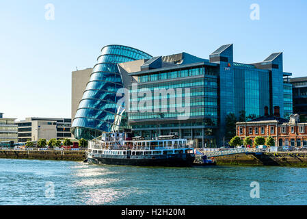 Fluss Liffey Dublin Irland mit Convention Centre Dublin, Büros von Pwc und MV Cill Airne schwimmendes Restaurant Stockfoto