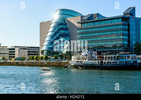 Drachenboot am Fluss Liffey Dublin Irland mit Convention Centre Dublin, Büros von Pwc und MV Cill Airne schwimmendes Restaurant Stockfoto