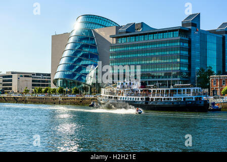 Jet-Ski am Fluss Liffey Dublin Irland mit Convention Centre Dublin, Büros von Pwc und MV Cill Airne schwimmendes Restaurant Stockfoto