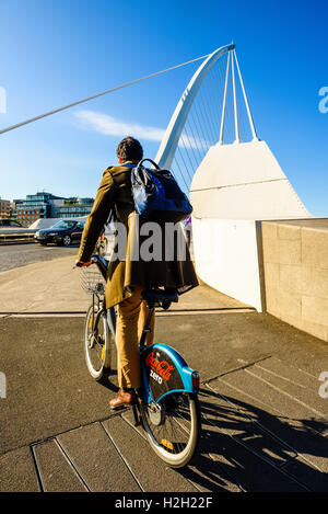 Radfahrer am Südende von Samuel Beckett Bridge über den Fluss Liffey Dublin Irland