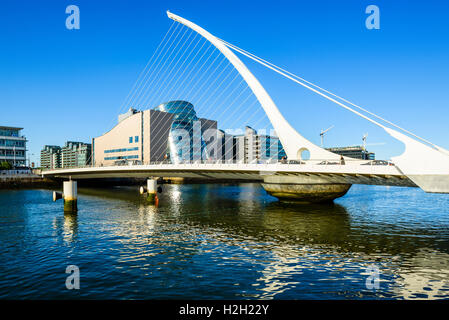 Samuel Beckett Bridge über den Fluss Liffey Dublin Irland mit Convention Centre Dublin hinter